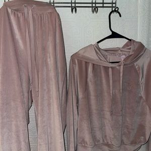 Vs 2 piece set size small fits more like a medium or large